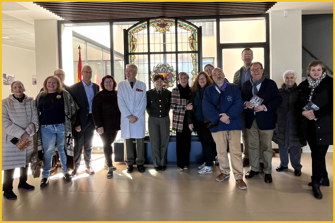 El Museo de Farmacia Militar recibe la visita de los socios de AEFLA